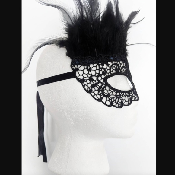 Feathered masquerade mask BNIP - Picture 2 of 3